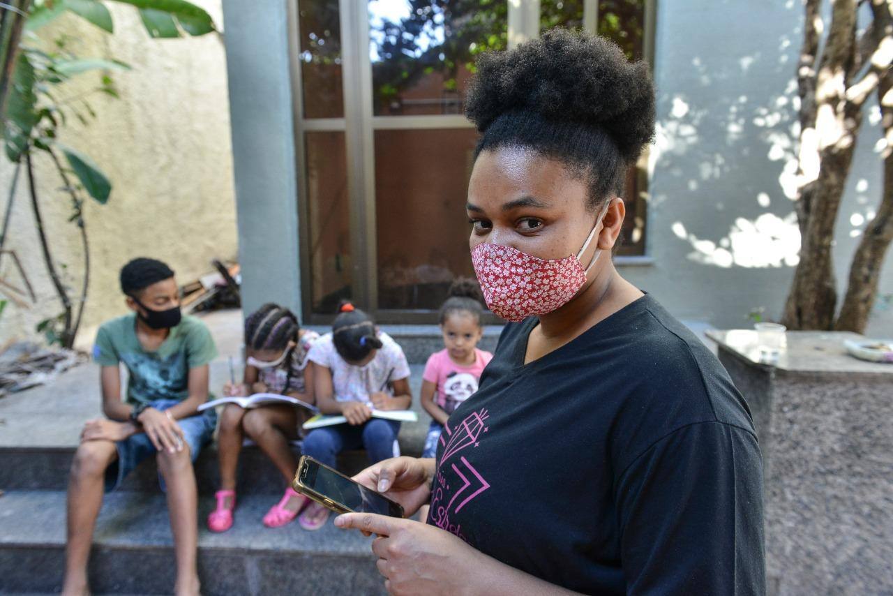 Precariedade Na casa de Luciamara Valadares, é apenas um celular para três dos quatro filhos, de 7, 9 e 12 anos, estudarem remotamente