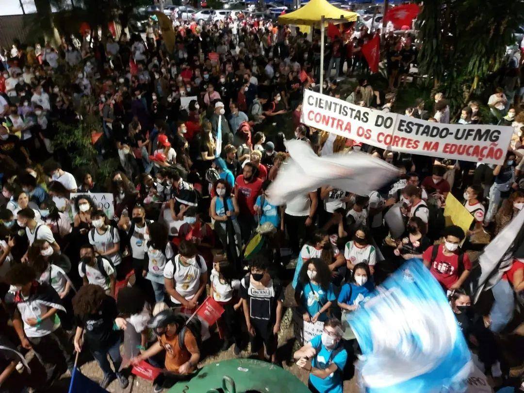 Ato chegou a fechar a praça Sete por cerca de uma hora