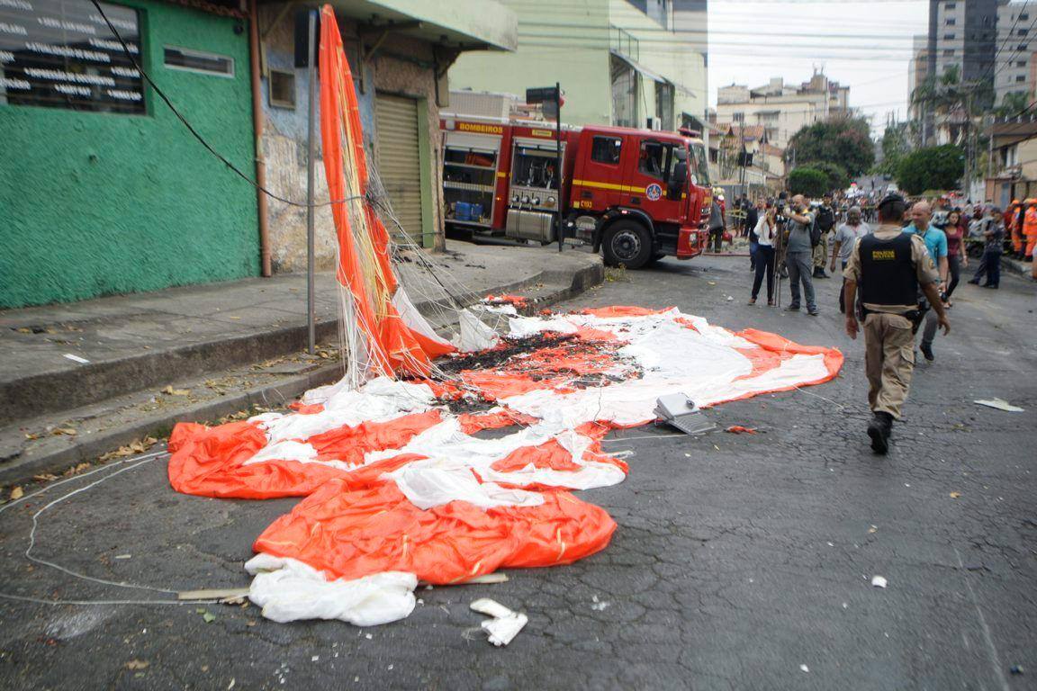 Um aviao de pequeno porte , prefixo PR - ETJ , caiu , na manha desta segunda - feira ( 21 ) , na esquina das ruas Minerva com Belmiro Braga , no bairro Cai ara , na Regiao Noroeste de Belo Horizonte MG