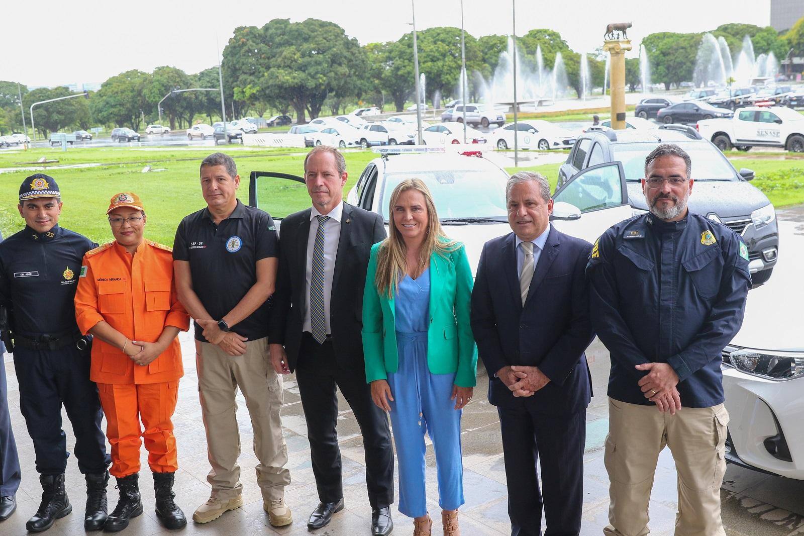 Evento para assinatura do protocolo de segurança do evento de um ano do 8 de janeiro; no centro, Ricardo Cappelli e Celina Leão