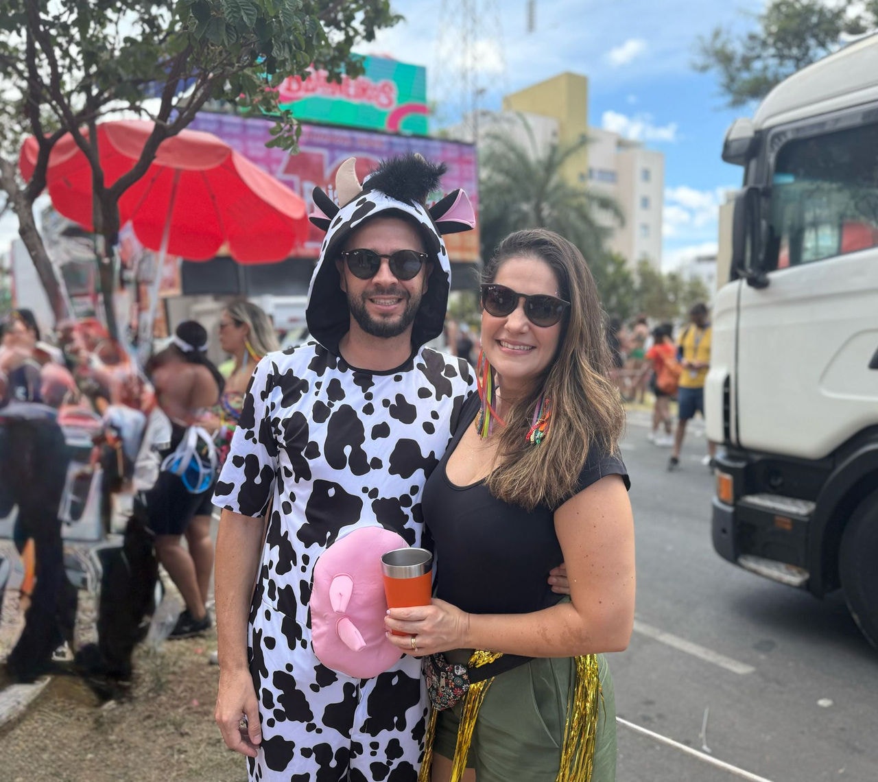 O casal de advogado Lorena Machado e Bruno Menezes, no bloco Baianeiros