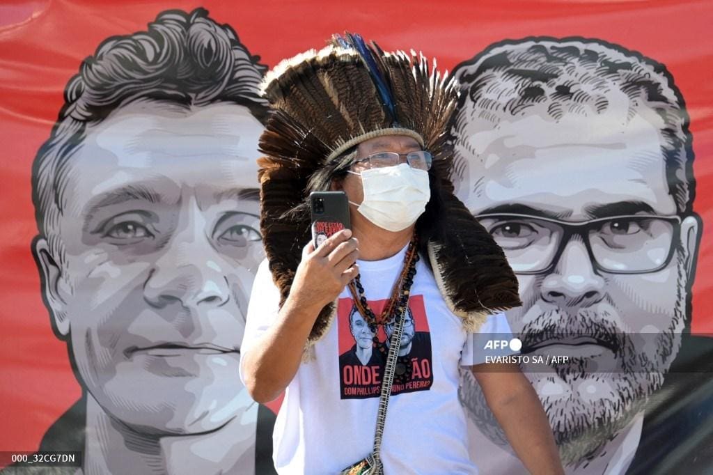 Indígena participa de um protesto de funcionários da Funai em frente ao Ministério da Justiça, em Brasília, cobrando respostas sobre o desaparecimento de Dom Phillips e Bruno Pereira