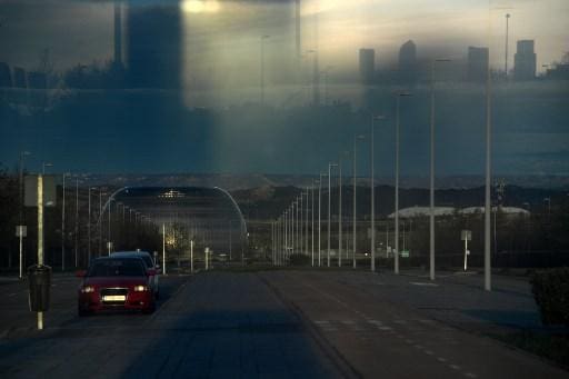 A imagem mostra um edifício não utilizado na chamada "Ciudad de la Justicia" em Madri, que será usado como necrotério temporário