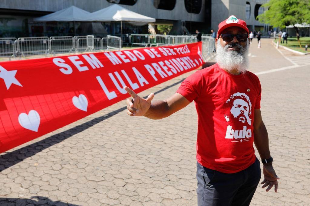 Apoiador de Lula espera o presidente eleito no Centro Cultural Banco do Brasil (CCBB), espaço de trabalho da equipe de transição
