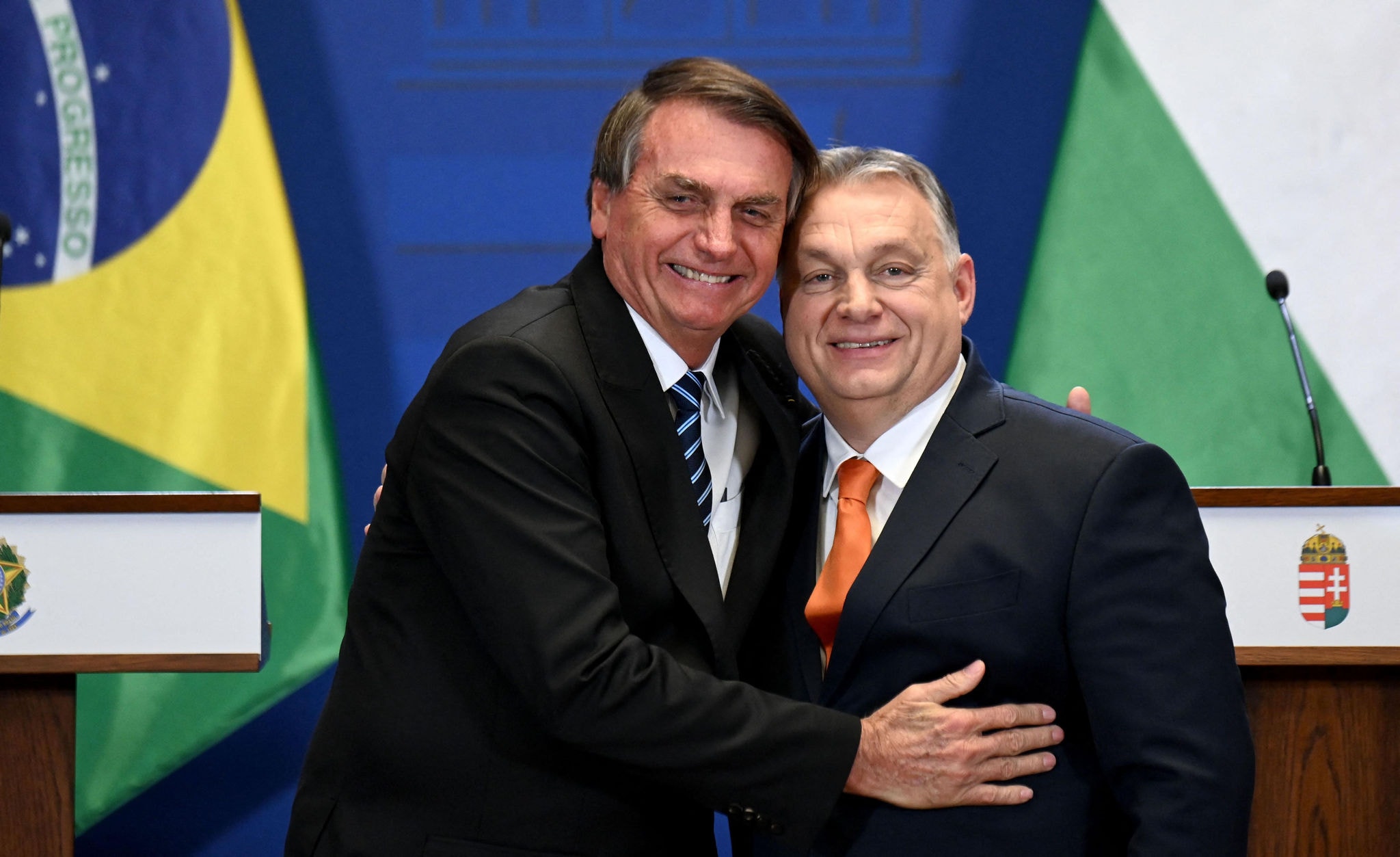 Jair Bolsonaro abraço o primeiro-ministro Victor Orbán, líder político de extrema-direita, após declaração à imprensa em Budapeste, na Hungria