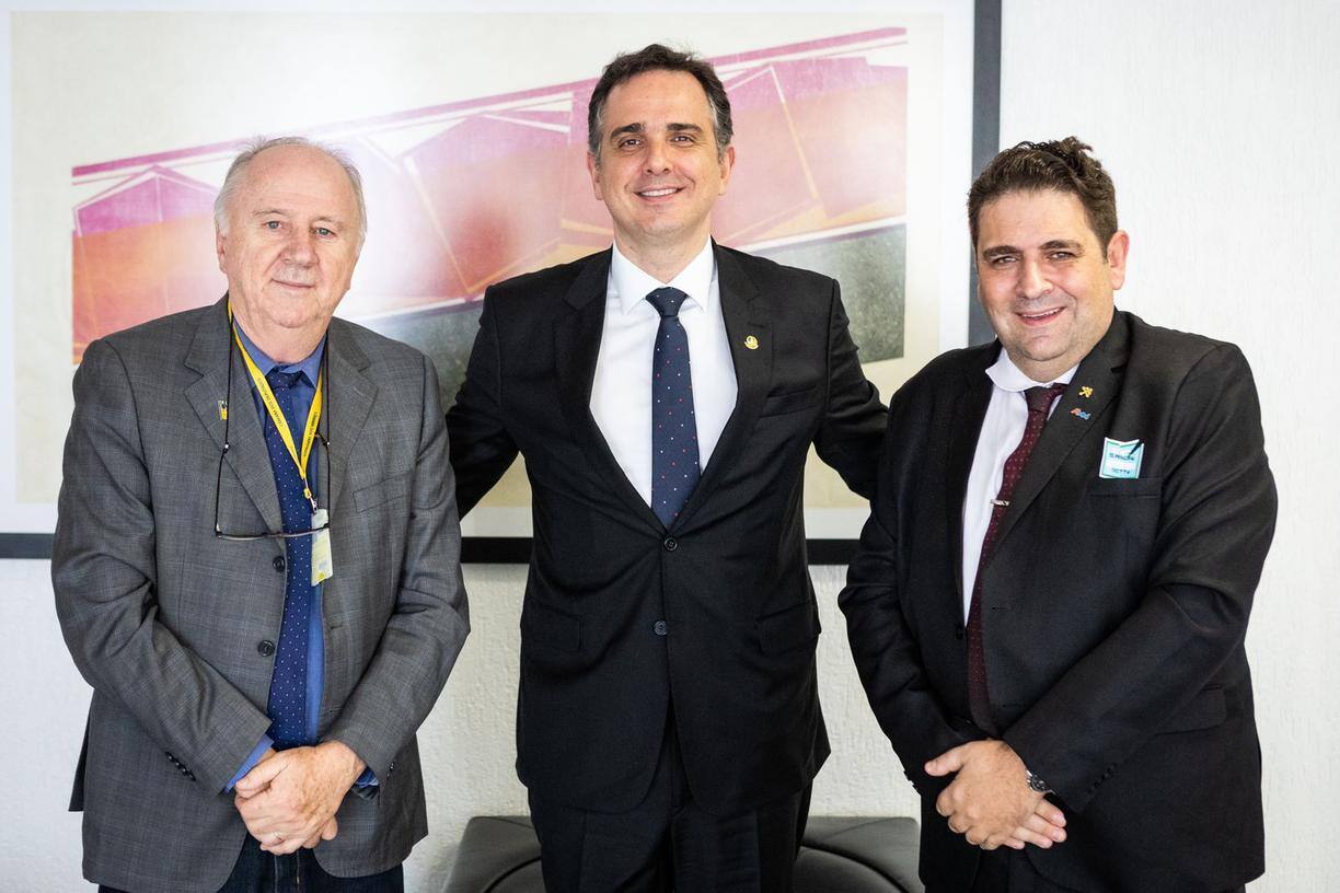 O presidente da Confederação Nacional de Municípios - CNM, Paulo Ziulkoski; o presidente do Congresso e do Senado, senador Rodrigo Pacheco e o presidente da Associação Mineira de Municípios - AMM, Dr. Marcos Vinicius 
