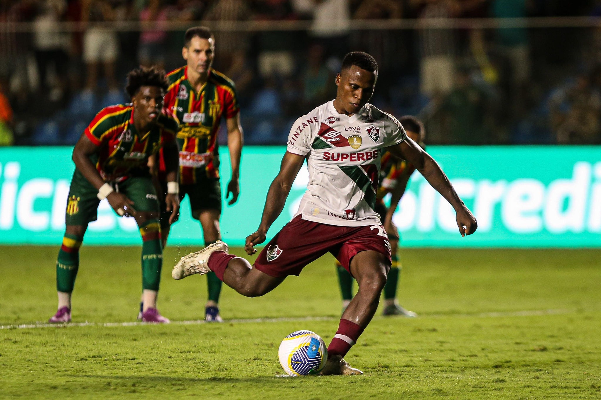 Arias, de pênalti, marcou um dos gols do Fluminense na vitória sobre o Sampaio Corrêa por 2 a 0