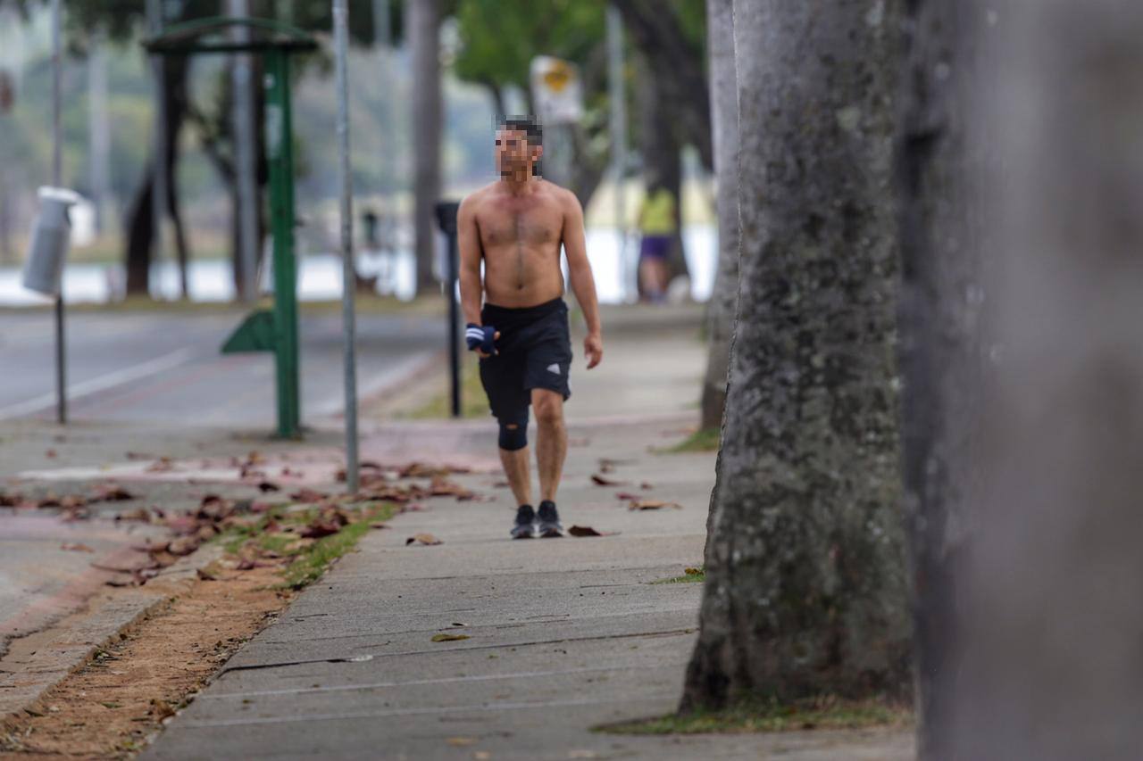 Na manhã deste sábado (18), várias pessoas foram flagradas se exercitando sem máscara na orla da lagoa da Pampulha