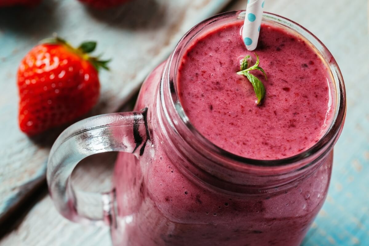 Vitamina de açaí com morango e leite de castanha
