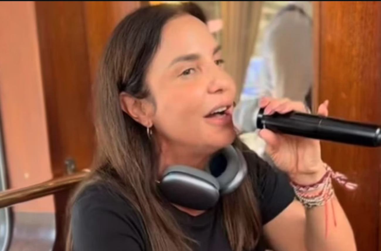 Mesmo de férias, Ivete Sangalo não resistiu ao ver uma banda se apresentando dentro de um trem e soltou a voz, surpreendendo os passageiros