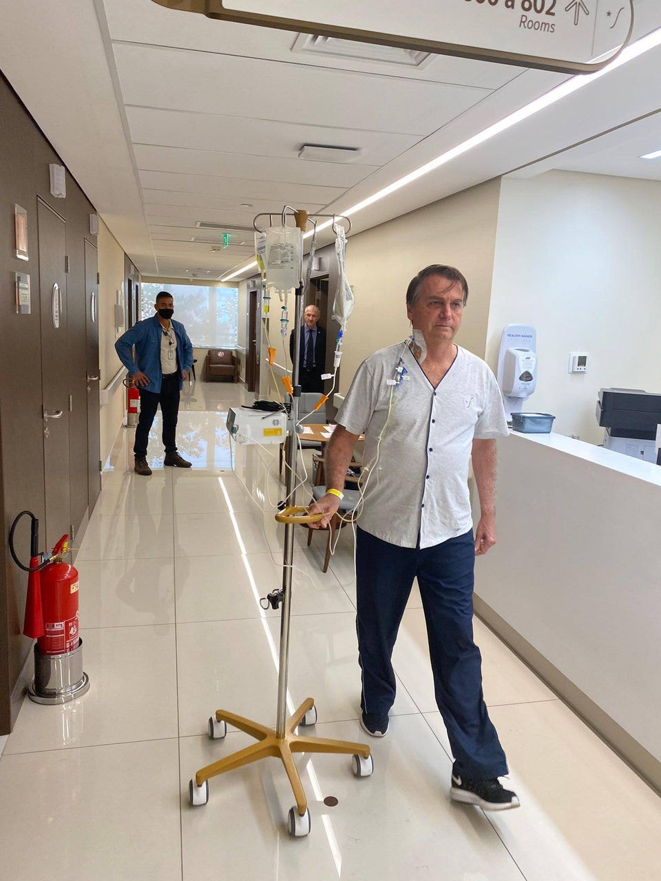Bolsonaro caminha nos corredores do Hospital Vila Nova Star
