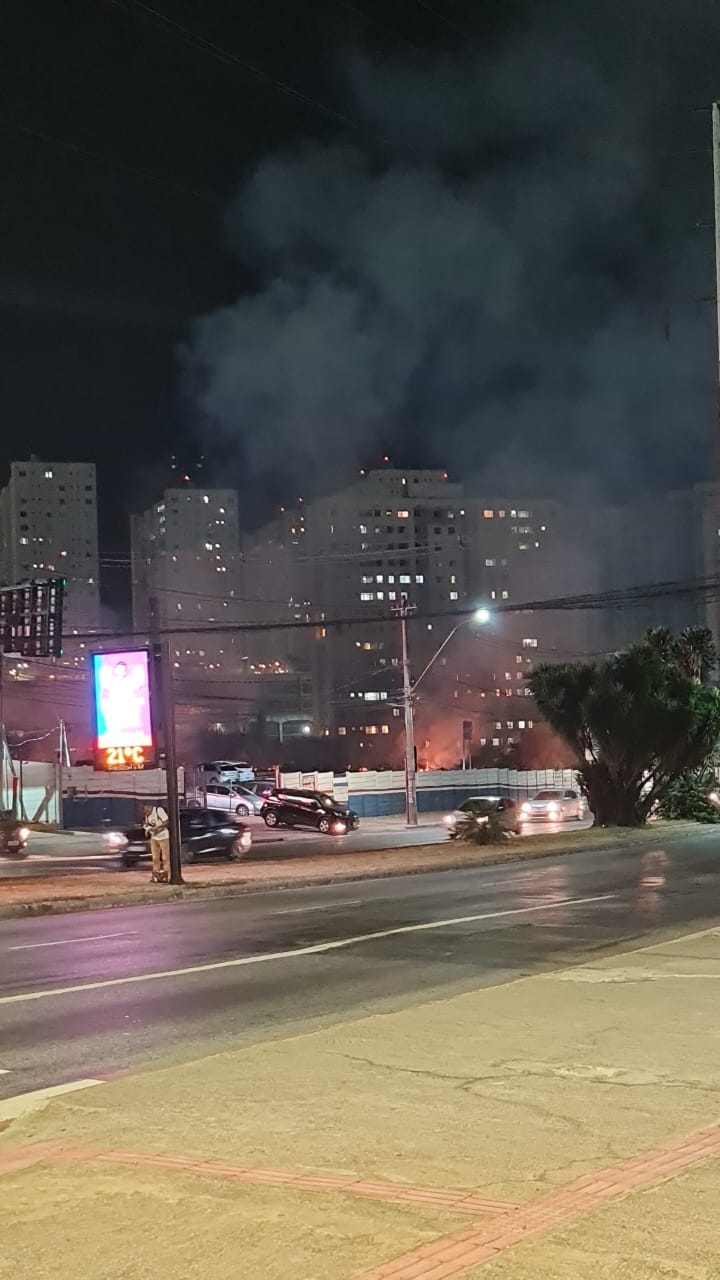 Incêndio atinge lote no bairro Cidade Industrial, em Contagem 