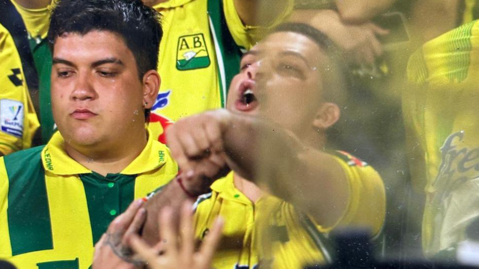 Torcedor fazendo gesto racista para Caio