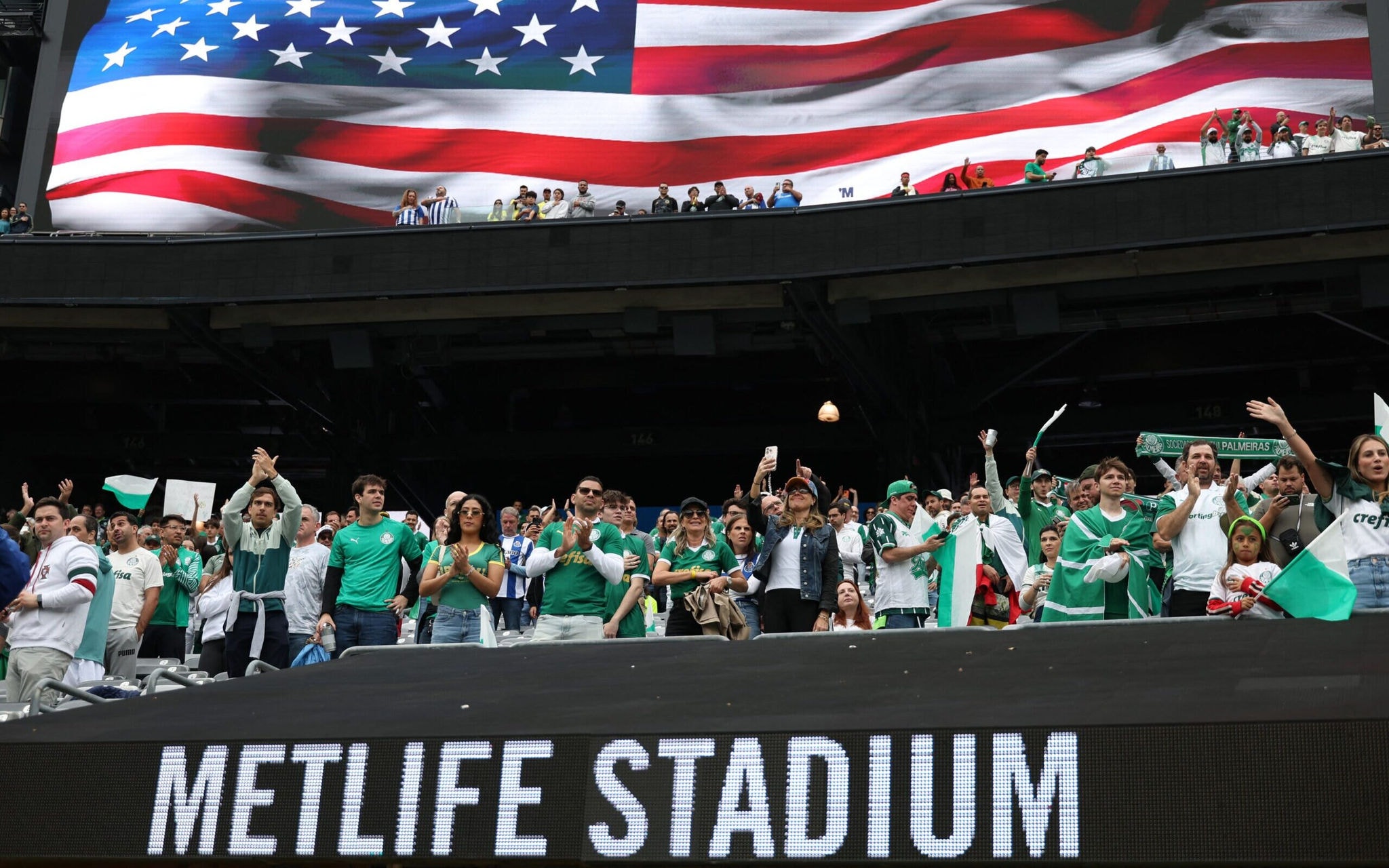 Torcida do Palmeiras contra o Porto na estreia do Mundial de Clubes (Foto: FRANCK FIFE / AFP)