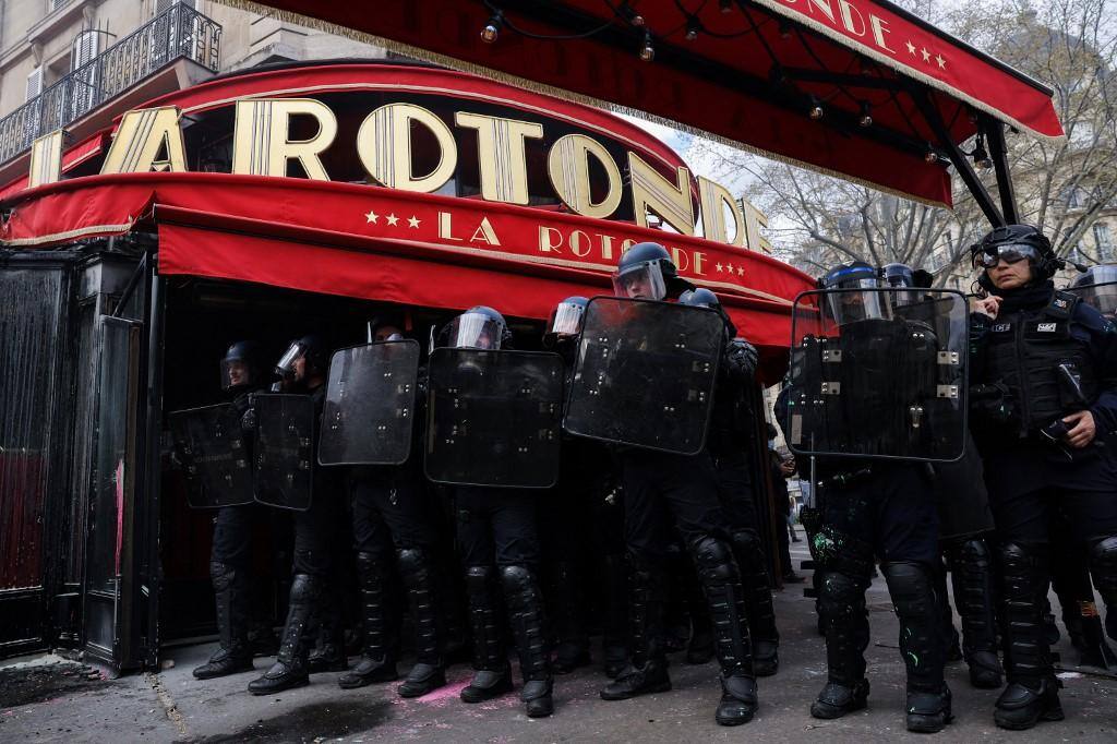 Cafeteria ´referida de Macron foi atacada por manifestantes na França