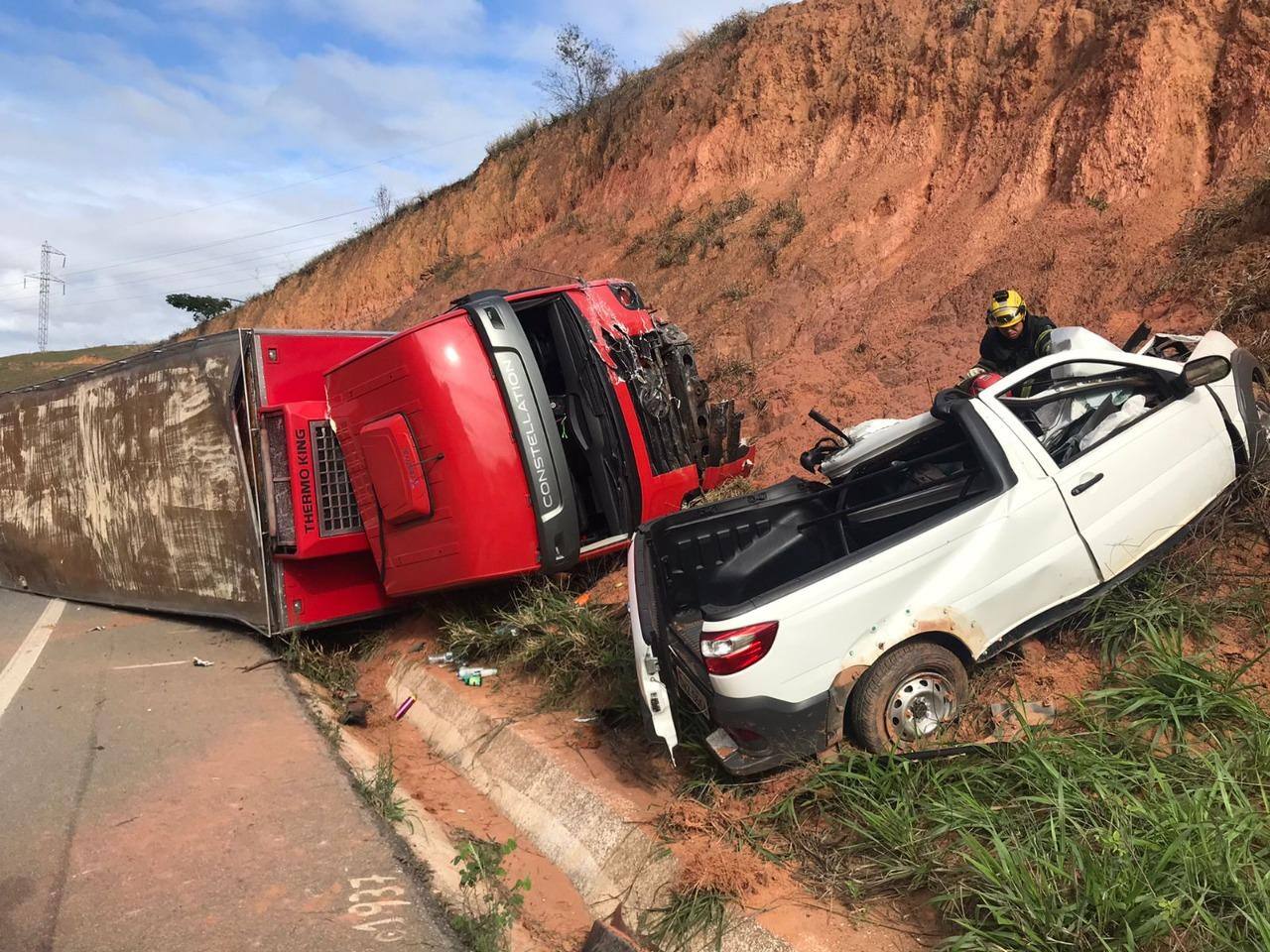 Motorista da picape morreu no local