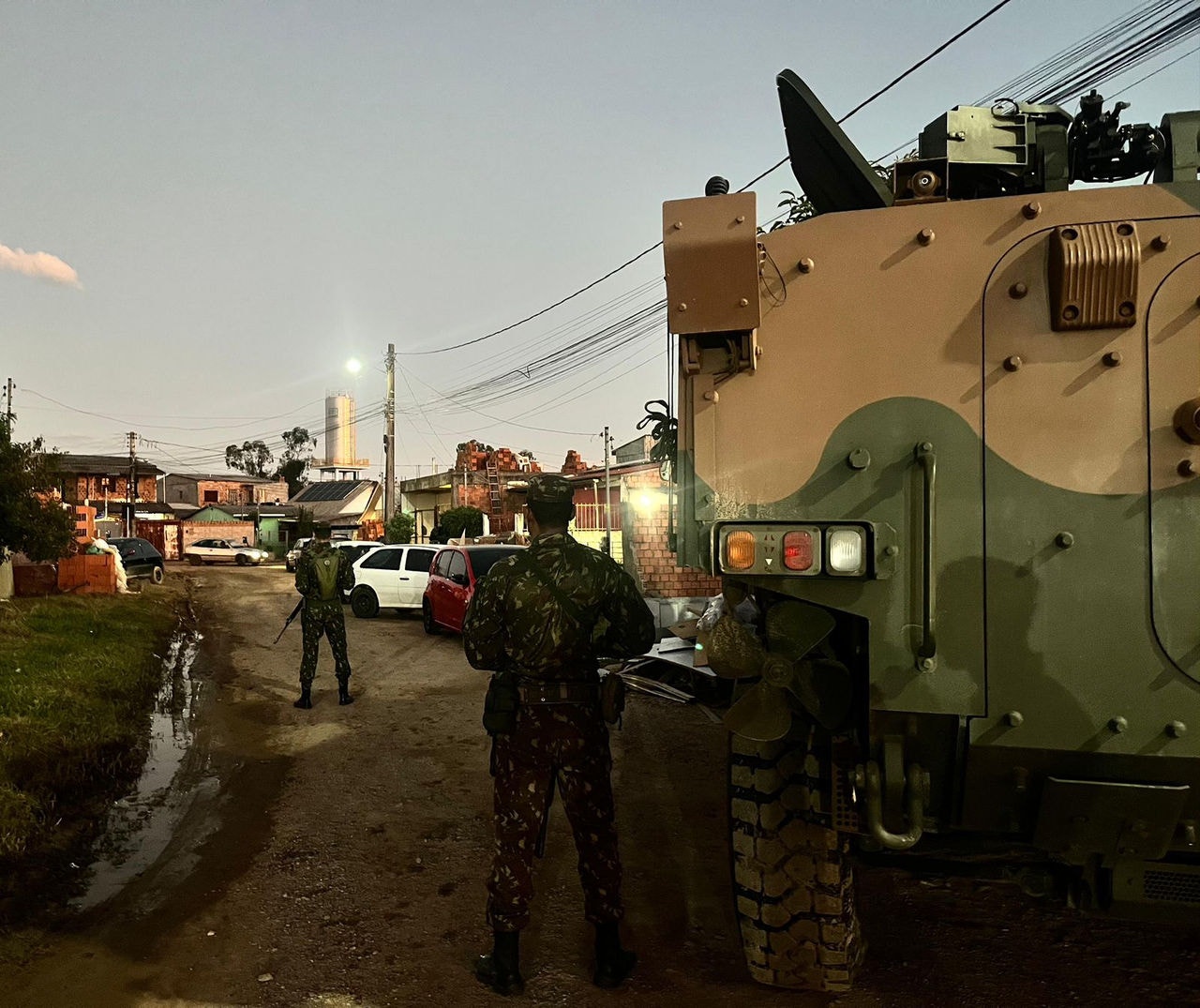 Militares do Exército patrulham rua de Eldorado do Sul (RS)