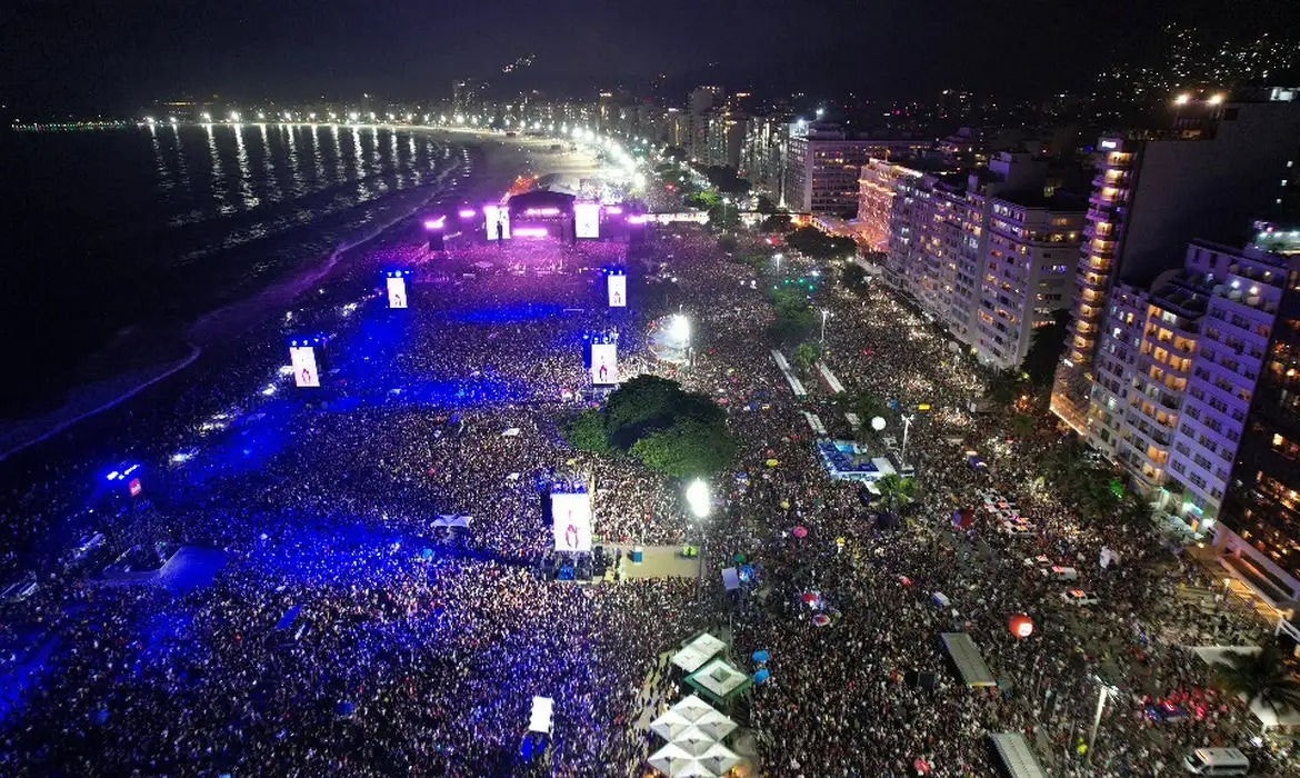 Público lota praia e calçadão de Copacabana no show da Madonna