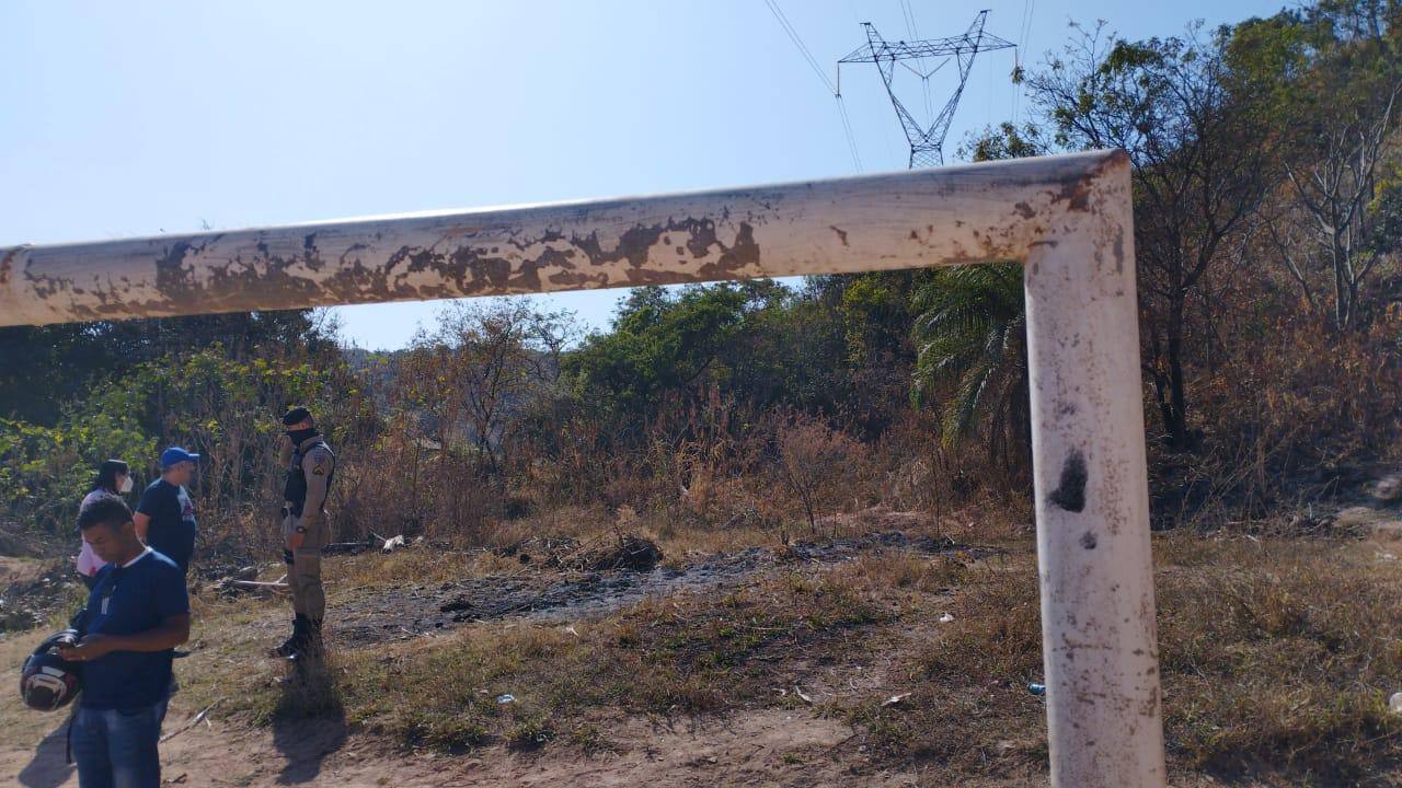 Corpo foi encontrado atrás de trave no campo