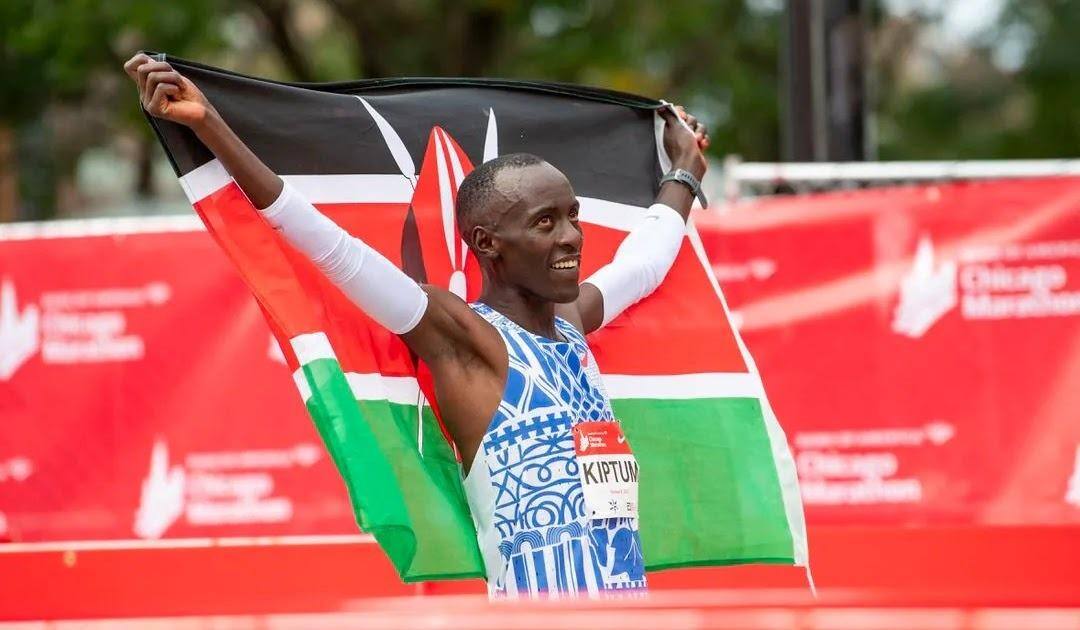 Recordista mundial da maratona, Kelvin Kiptum morreu em um acidente de carro no domingo (11)