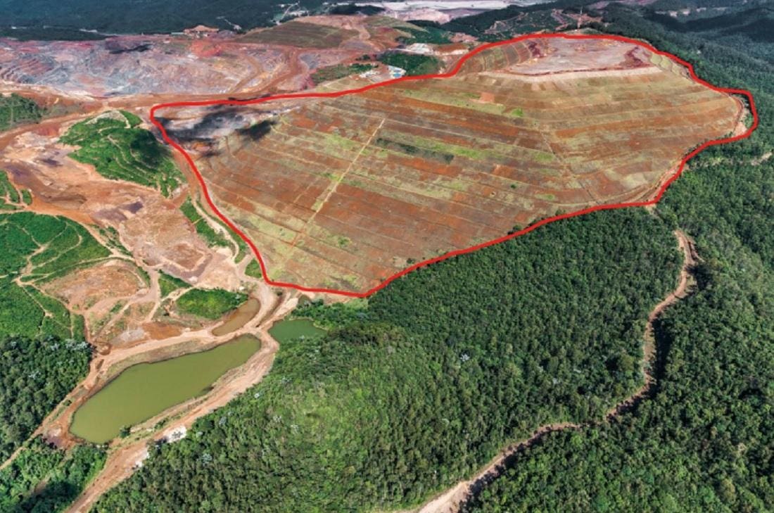 Imagem destaca os taludes das Pilhas de Estéreis, localizadas bem acima de uma barragem da mineradora