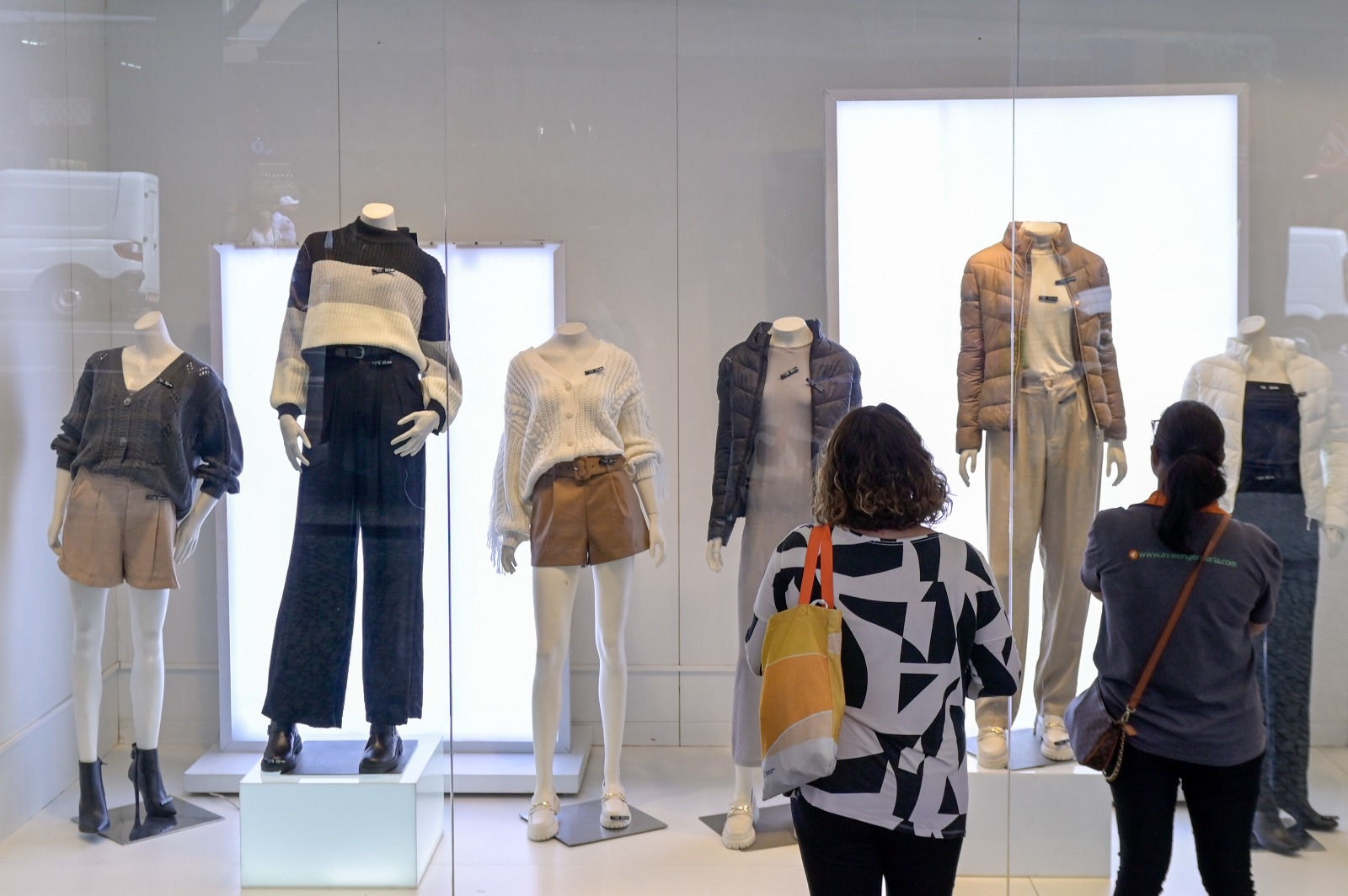 Vitrines de lojas de Belo Horizonte com roupas de inverno à espera de clientes