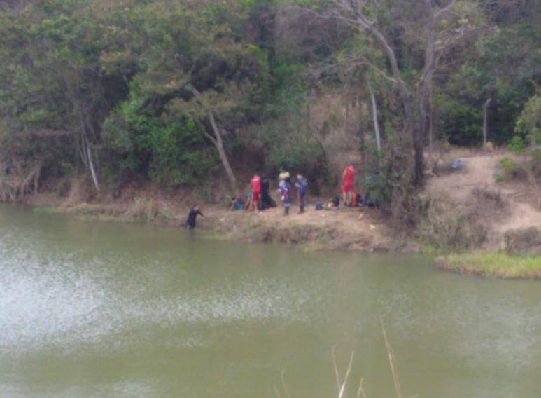 Adolescente estava com outros três amigos brincando na água