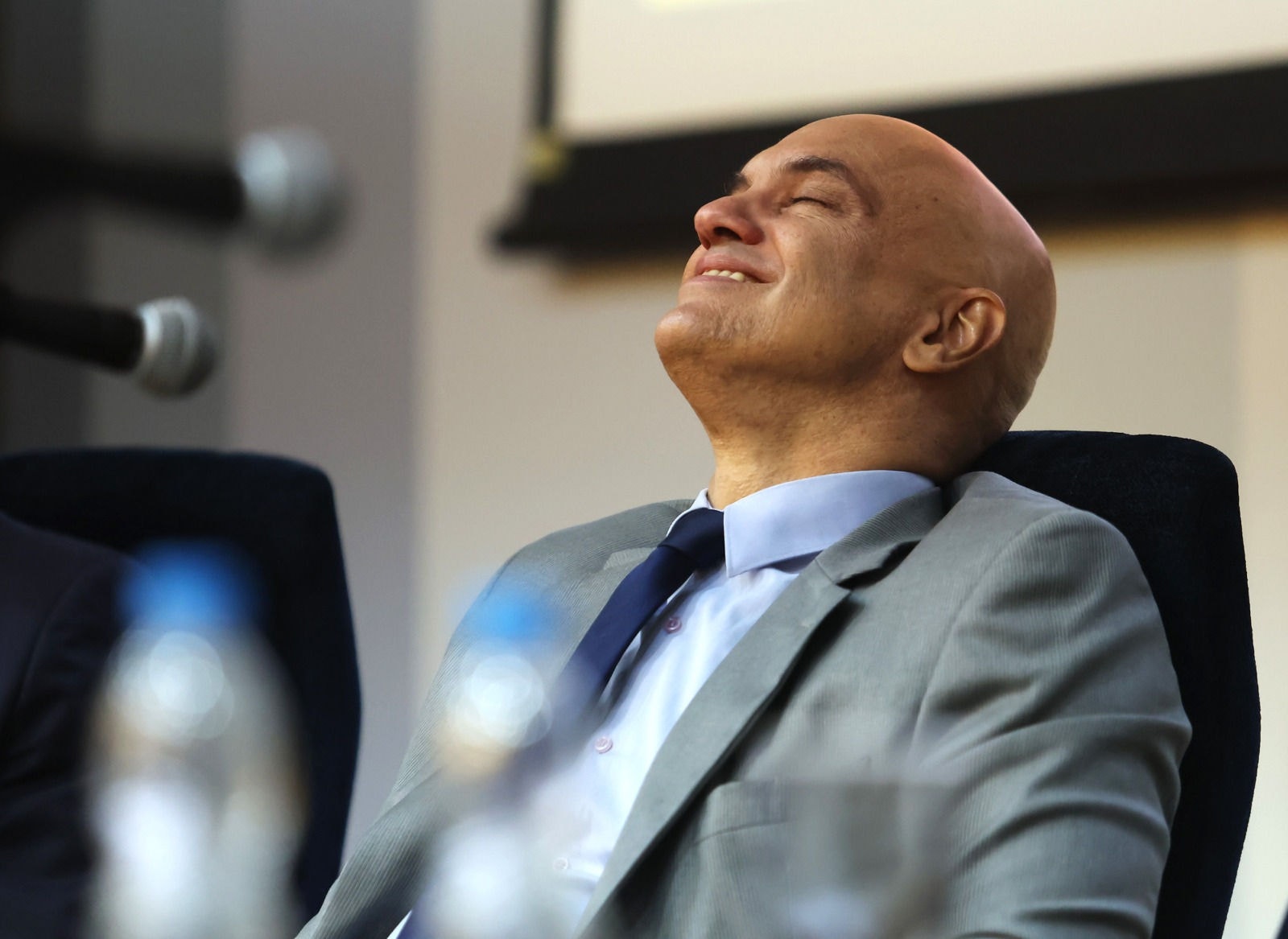 Alexandre de Moraes corrigiu erro de português em nova versão de decisão sobre as cautelares de Jair Bolsonaro