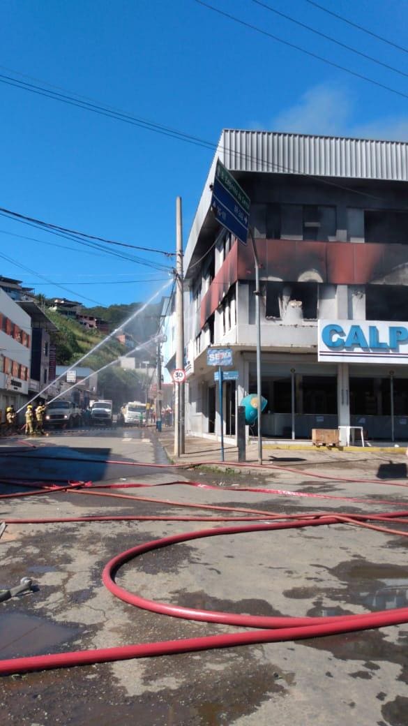 Incêndio aconteceu na manhã desta terça-feira (7) na praça central de Manhuaçu