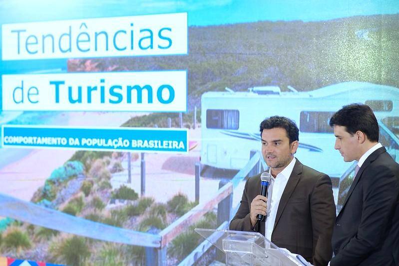 O ministro Celso Sabino fala durante exposição sobre tendências do Turismo para 2024