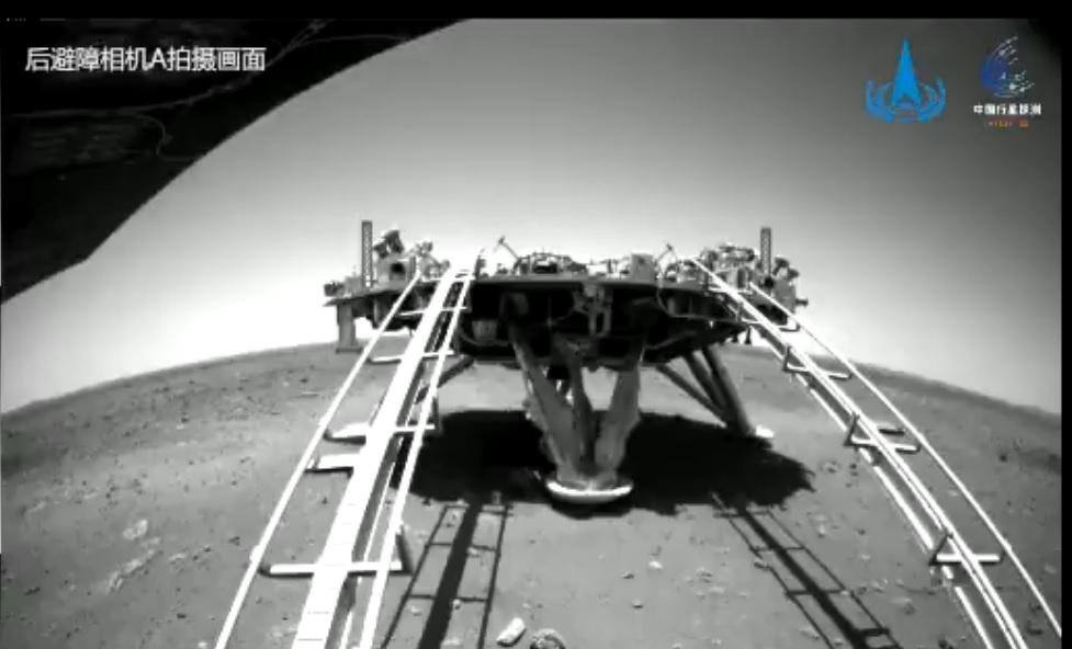 Imagens transmitidas de Marte pela sonda espacial chinesa após o início da exploração pelo rover Zhurong