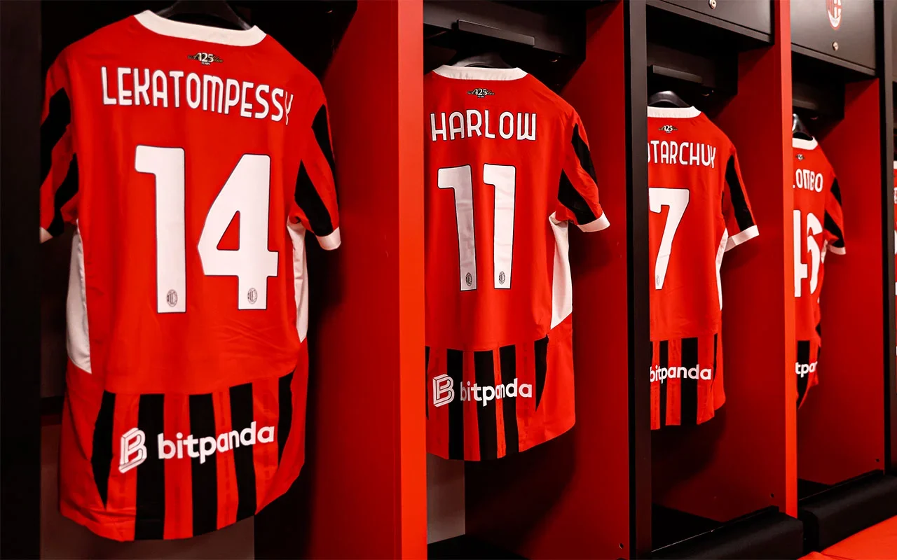 Vestiário do Milan com camisas em homenagem ao dia das mães (Foto: Reprodução/Milan)