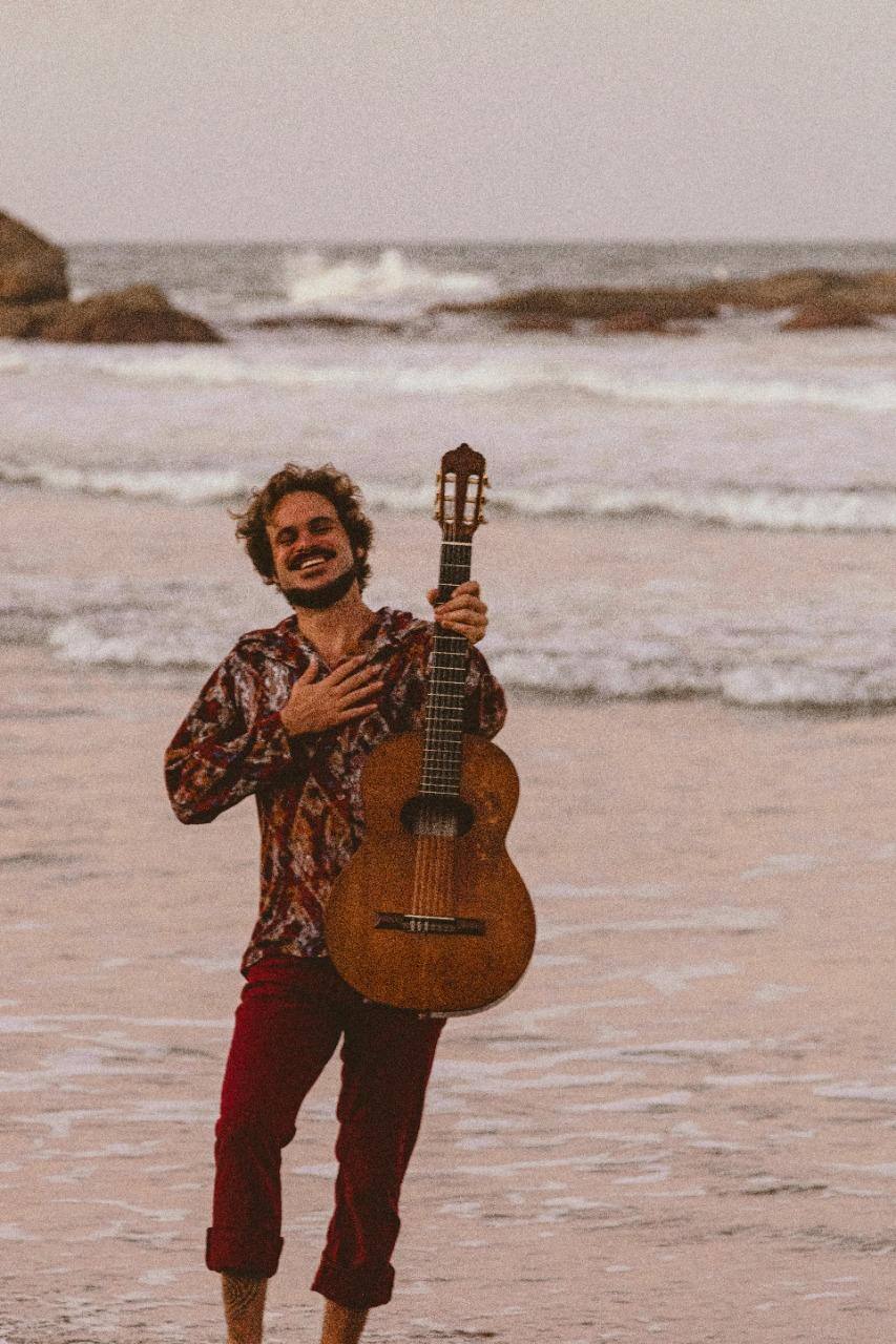 Músico Gustavito homenageia o pai no show Pai Oh Pai