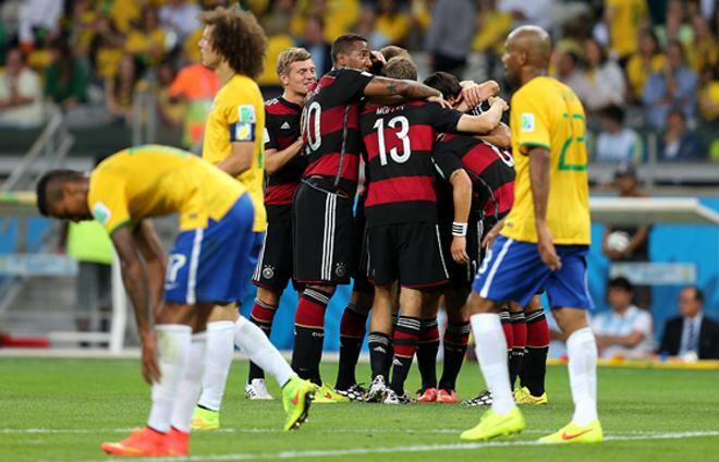 Enquanto alemães comemoram, brasileiros lamentam goleada humilhante 