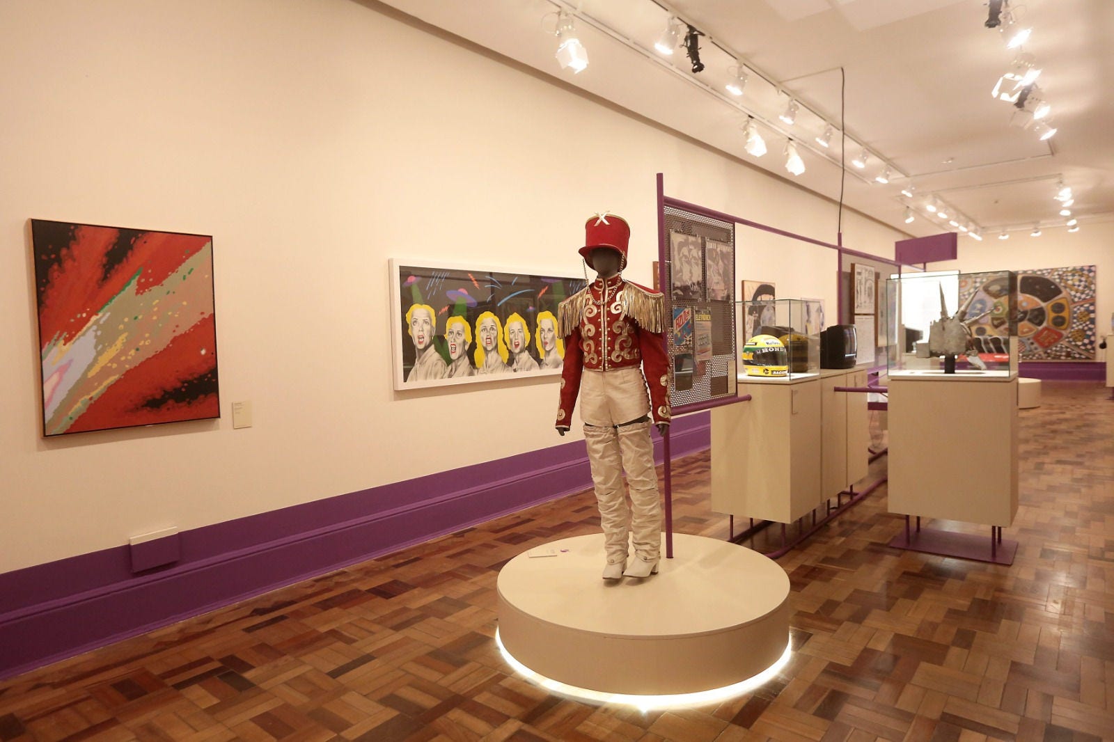 Entre telas, esculturas e outras obras de arte, objetos que remetem aos anos 1980 estão em cartaz na exposição
