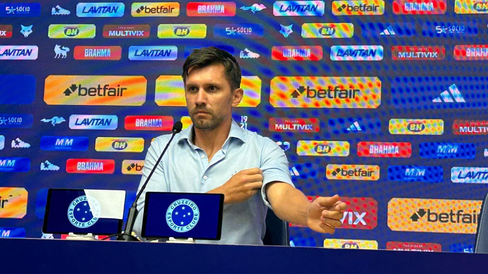 Paulo André despediu de jogadores do Cruzeiro no vestiário do Mineirão