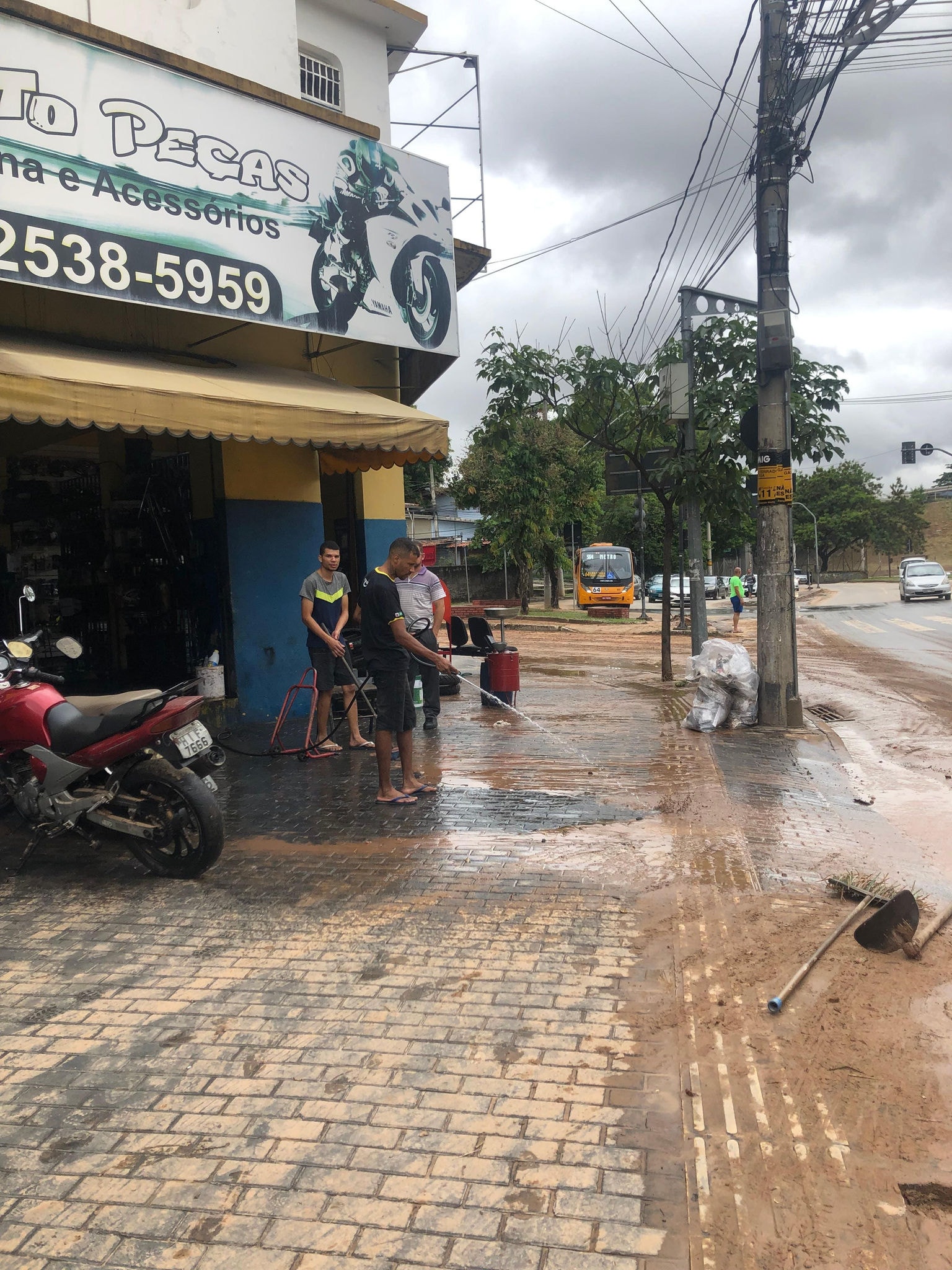 Comerciantes passam manhã limpando estabelecimentos invadidos pela água da chuva em Venda Nova