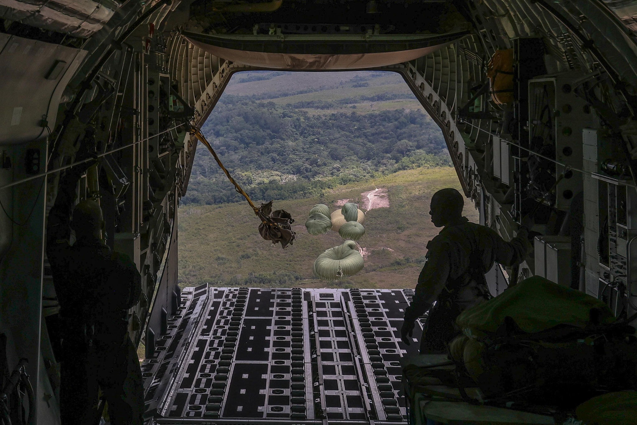 Avião da FAB lança mantimentos sobre base das Forças Armadas que dá apoio aos Yanomami. Foto: Flávio Tavares / O Tempo