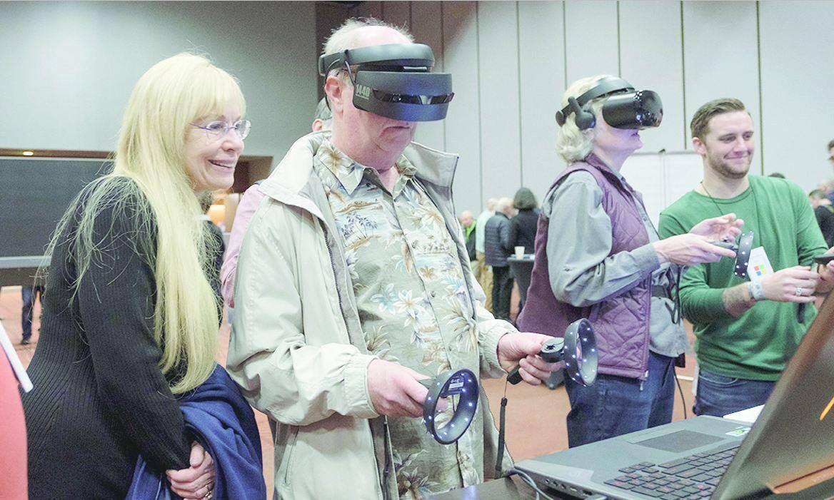 Mão na massa Acionistas da Microsoft experimentam jogo de realidade virtual em encontro promovido pela empresa