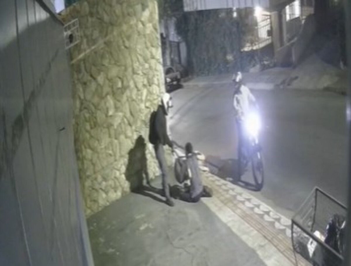 Segundo a PM, a dupla age com violência, caso a vítima reaja ao assalto