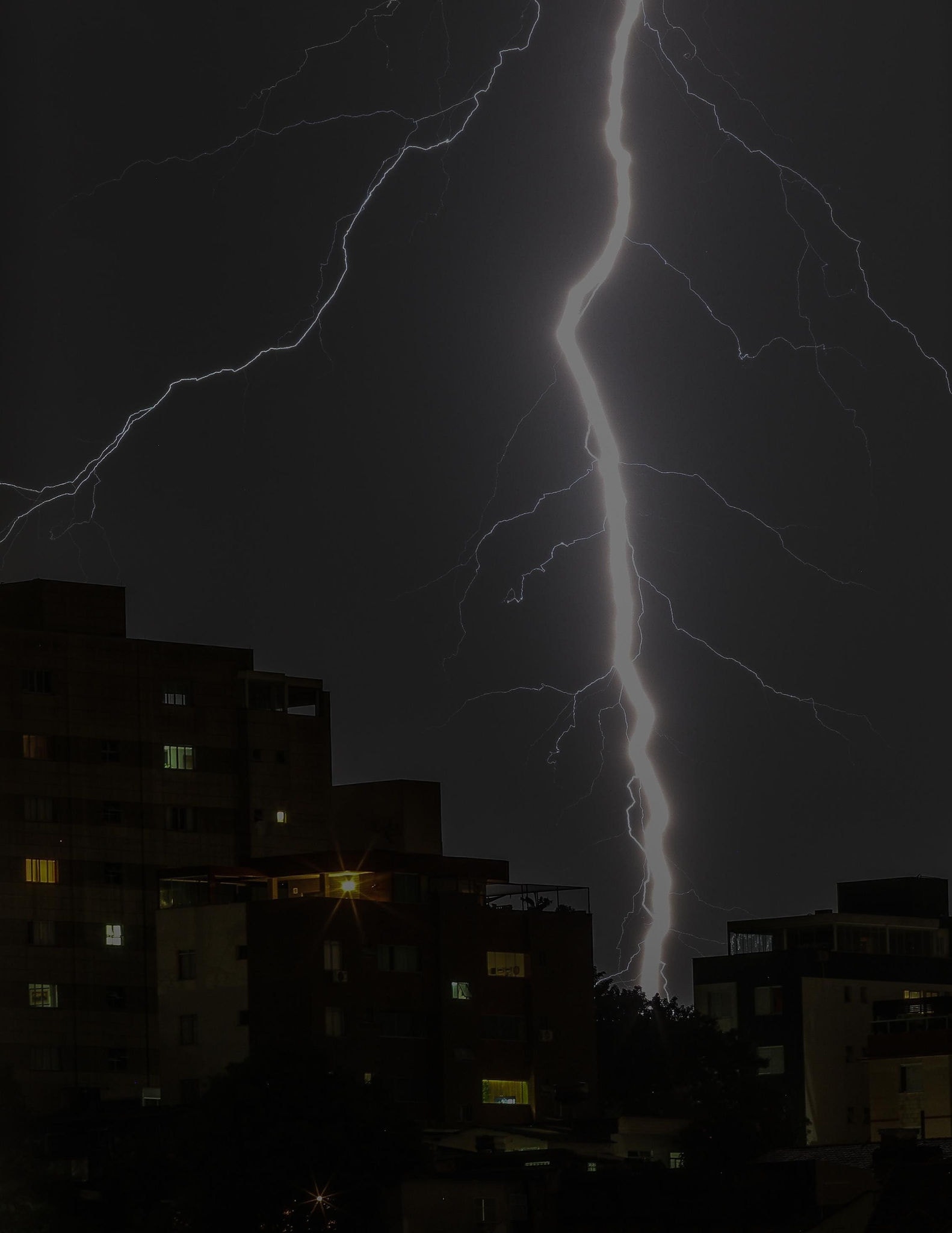 Registro de um raio na noite deste sábado (13/01), em Belo Horizonte