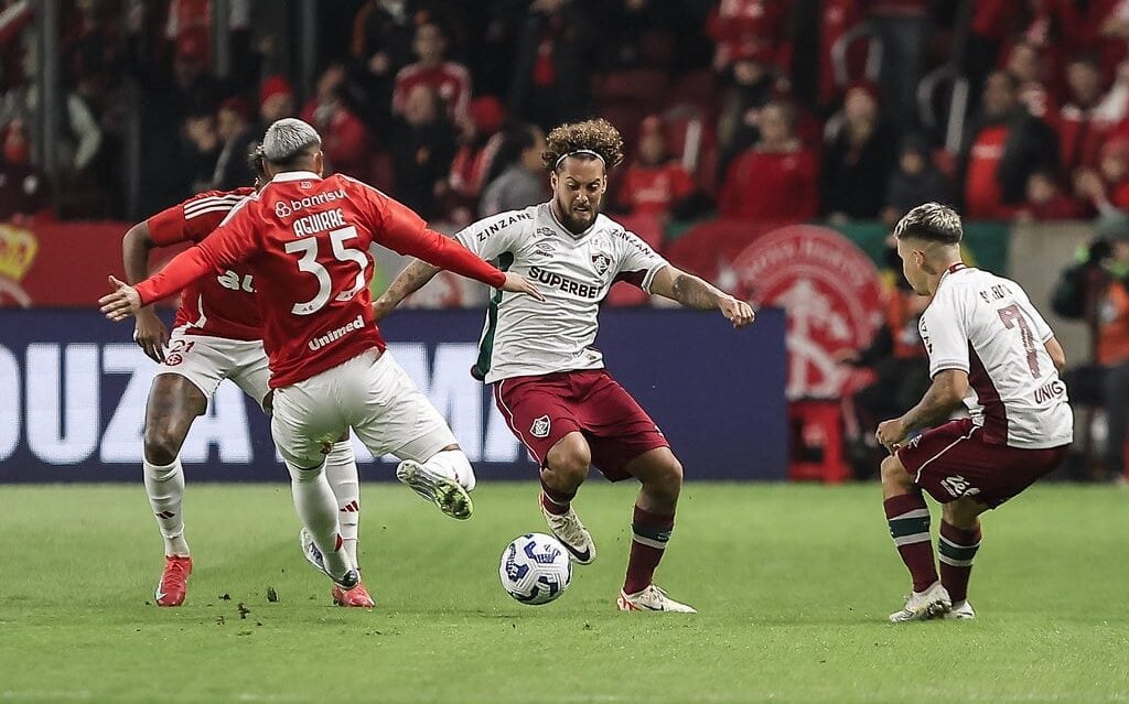 Guga (Flu) e Aguirre (Inter) disputam bola no primeiro tempo (Foto: Lucas Merçon / Fluminense)