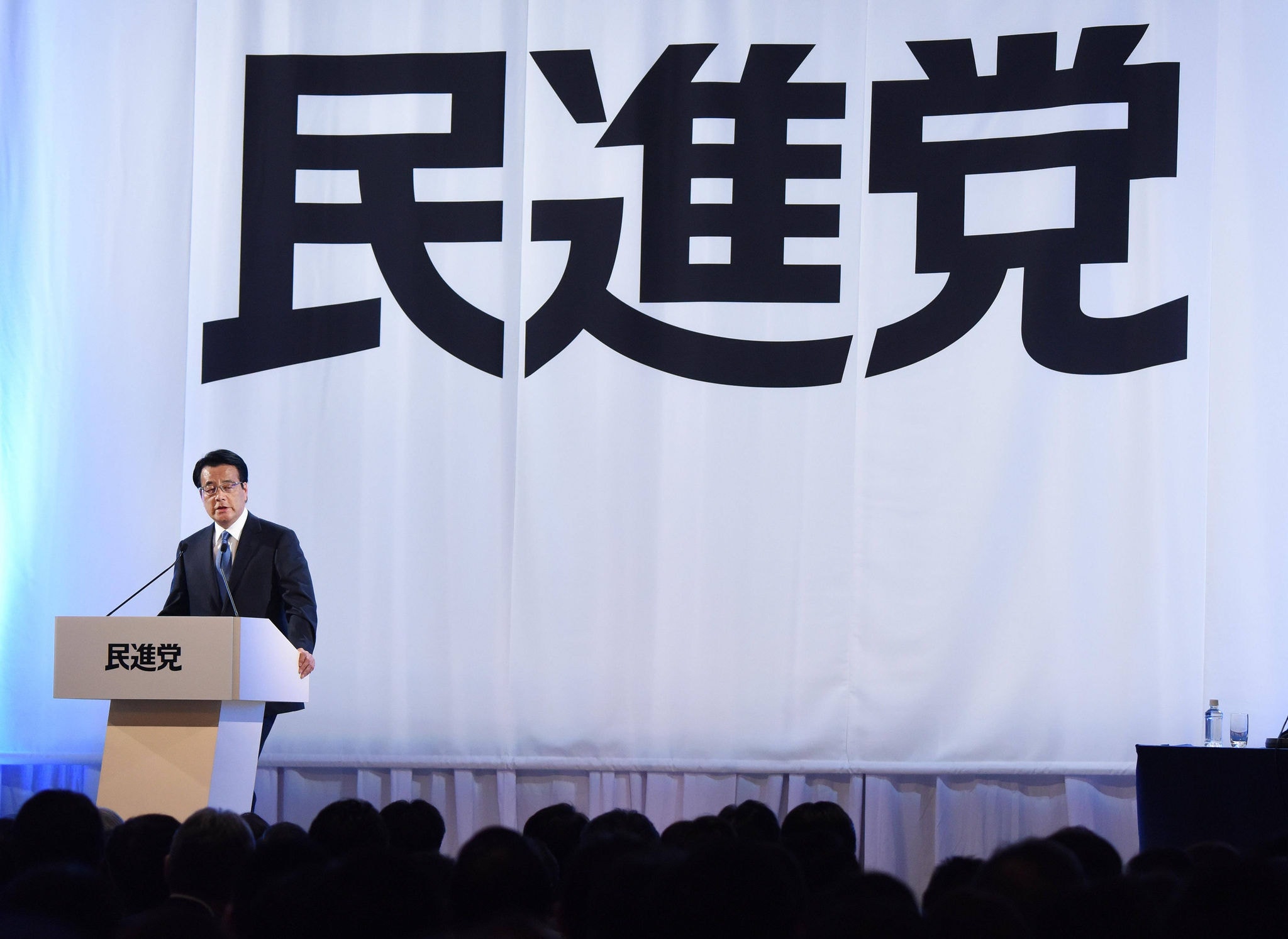 O primeiro-ministro japonês, Shinzo Abe (foto), deve apresentar nesta terça-feira (29) um novo pacote de estímulo à economia