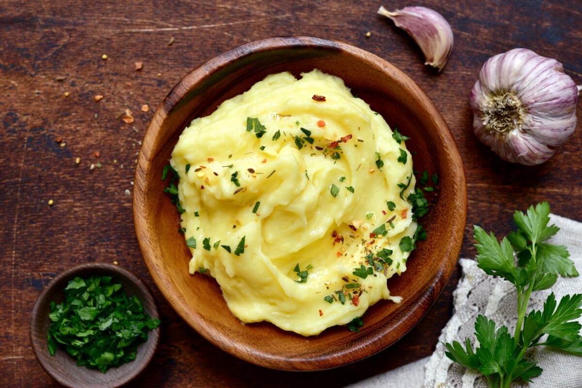 Purê de batata com alho e queijo