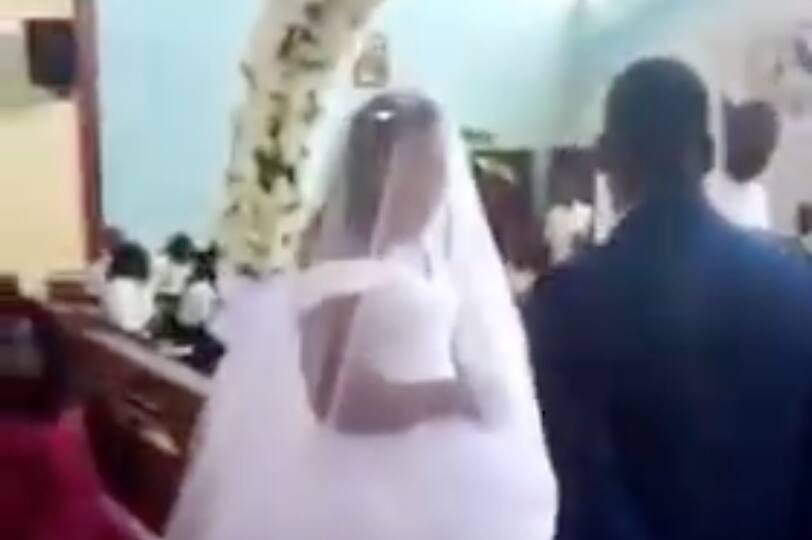 Mulher flagra marido se casando com outra
