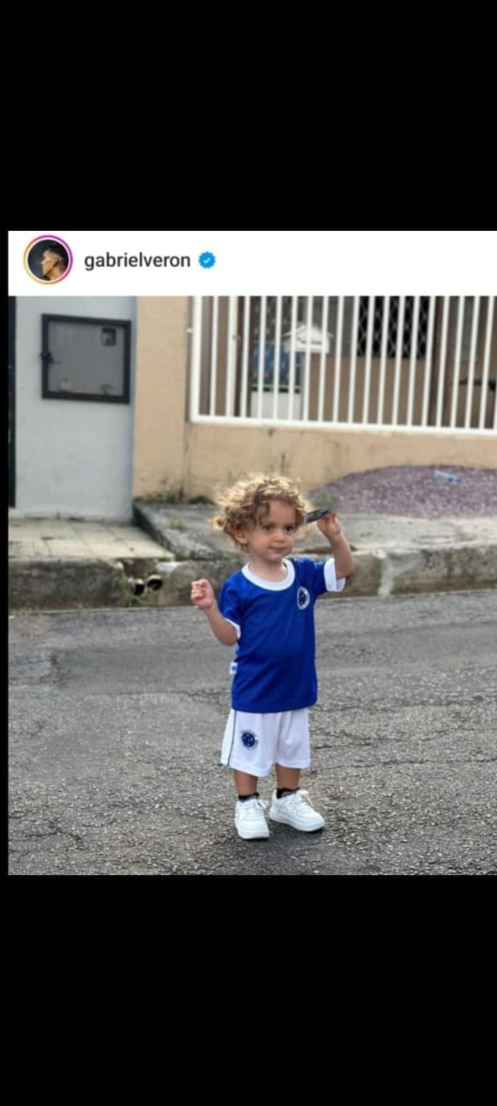 Atacante do Cruzeiro postou foto do filho com uniforme completo do Cruzeiro