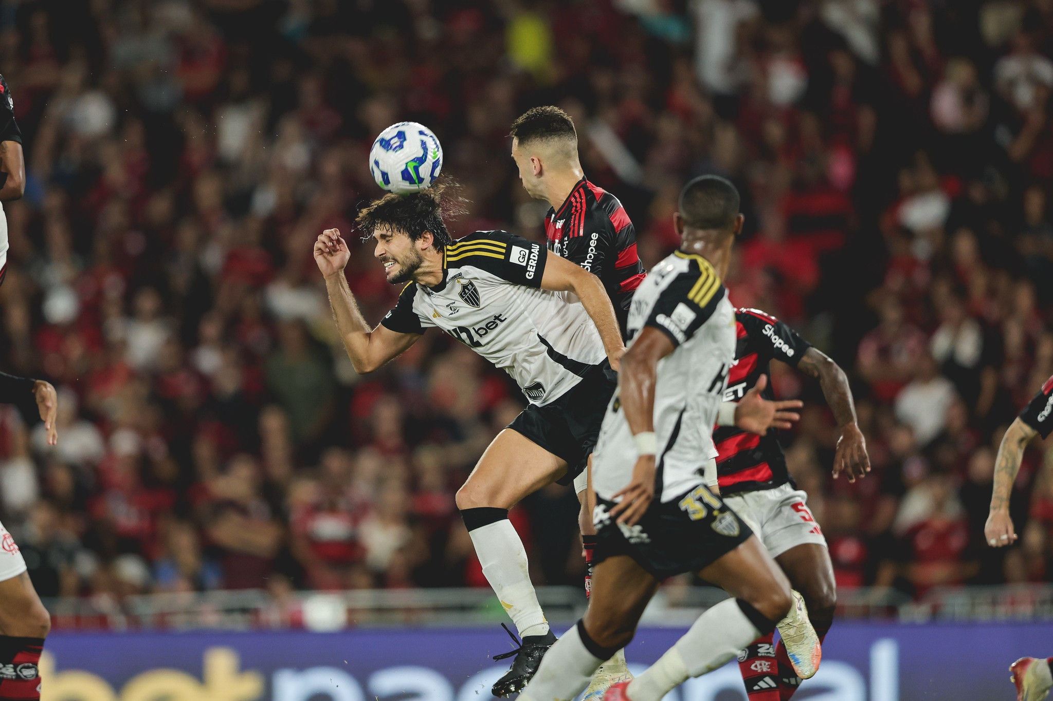 Igor Rabello em disputa aérea pelo Galo