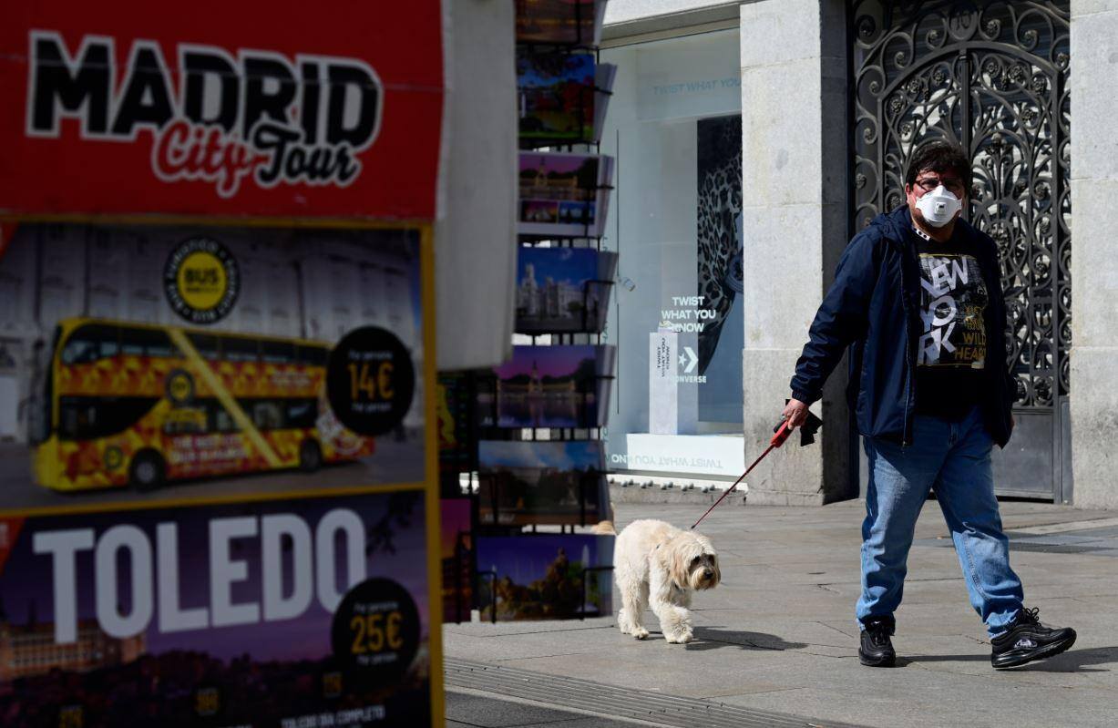 Homem com máscara em Madri Espanha