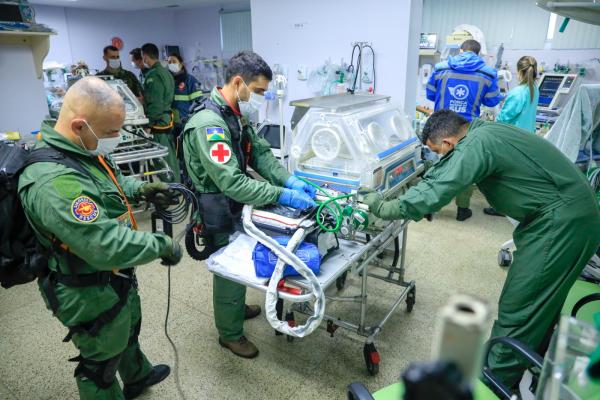 Os pacientes foram levados em segurança até a Base Aérea de Canoas, onde foram transportadas de ambulância para unidades de saúde de referência da região