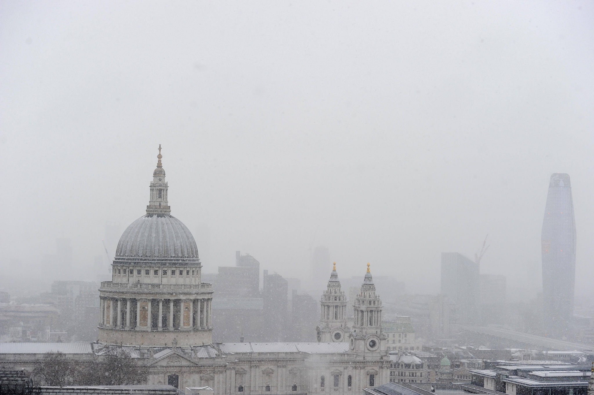 A "Besta do Leste", como é chamada pela imprensa inglesa, deixou Londres coberta de neve